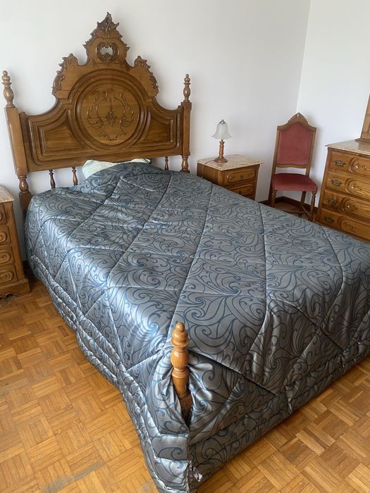 Cama de casal em madeira com cabeceira trabalhada