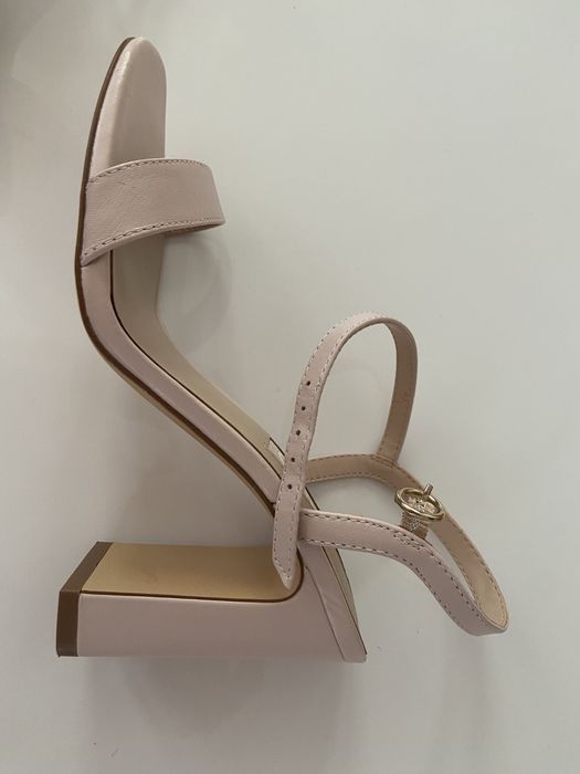 Buty letnie na obcasie Mango