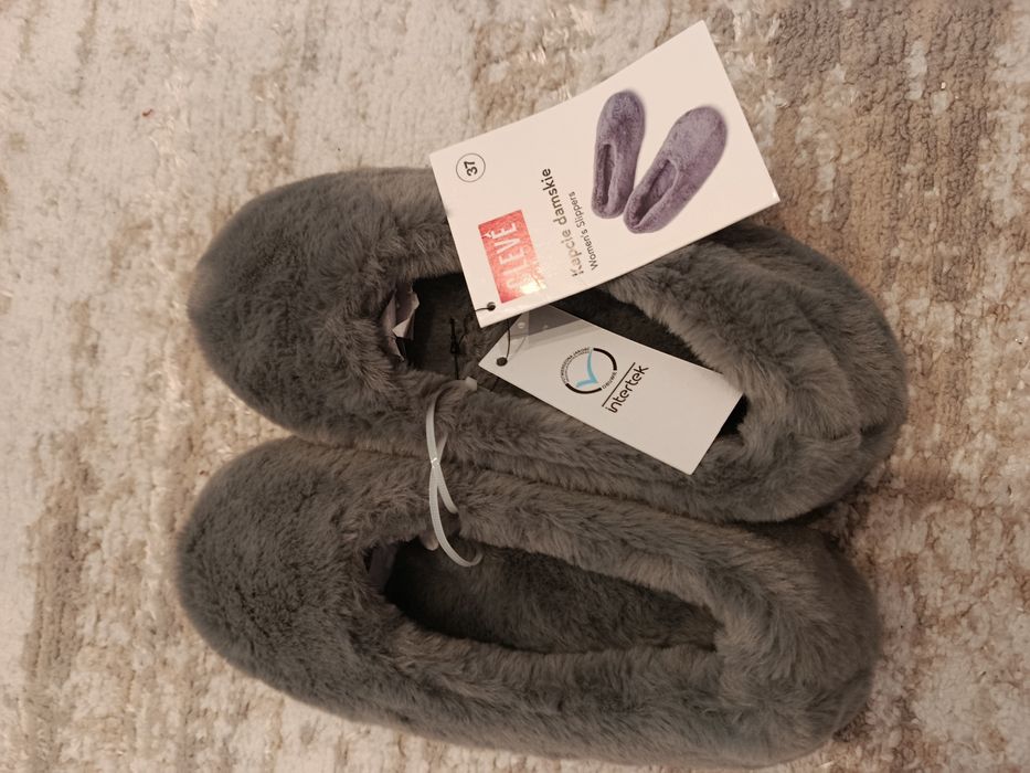 Nowe kapcie damskie w rozmiarze 37
