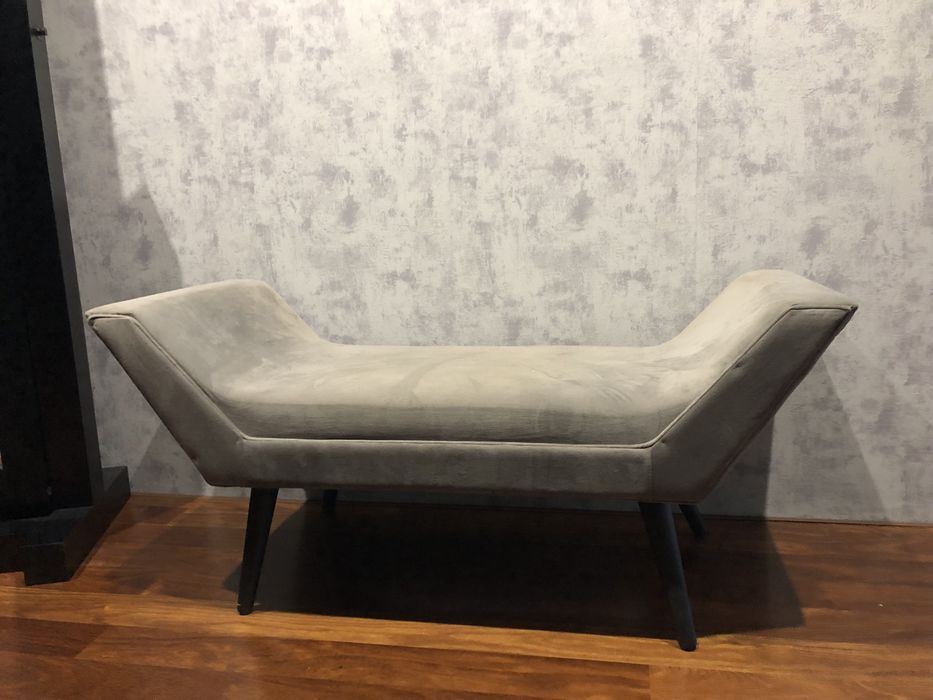 Banqueta cinza com pes em preto
