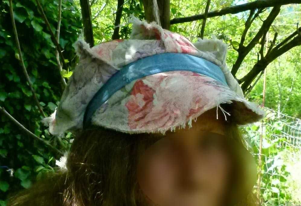 Chapéu estilo jornaleiro artesanal com rosas em estilo shabby chic (Handmade Shabby Rose Newsboy Hat)