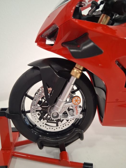 Ducati V4R Funciona, tem chaves, luzes, acelera ,  traseira gira. Tamanho 1:6