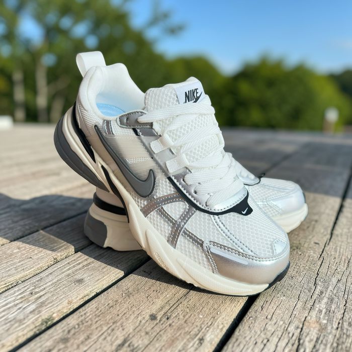 Жіночі кросівки Nike V2K Run beige black silver найк