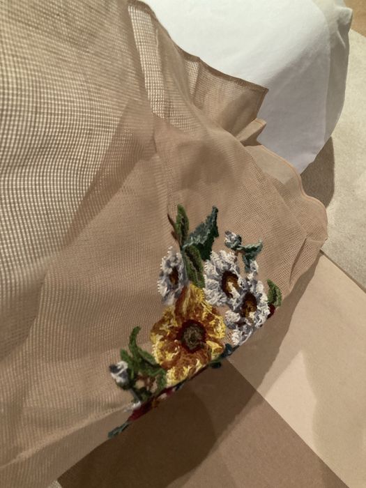 Bordado manual de flores em lã sobre tela