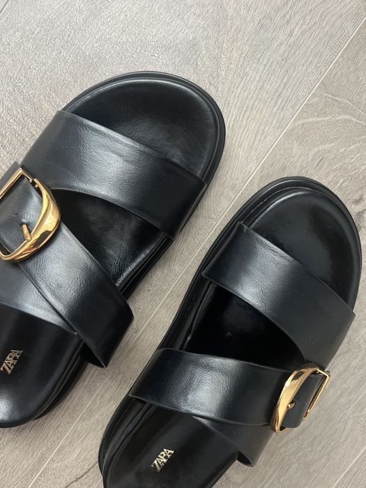 Жіночі шльопанці від Zara