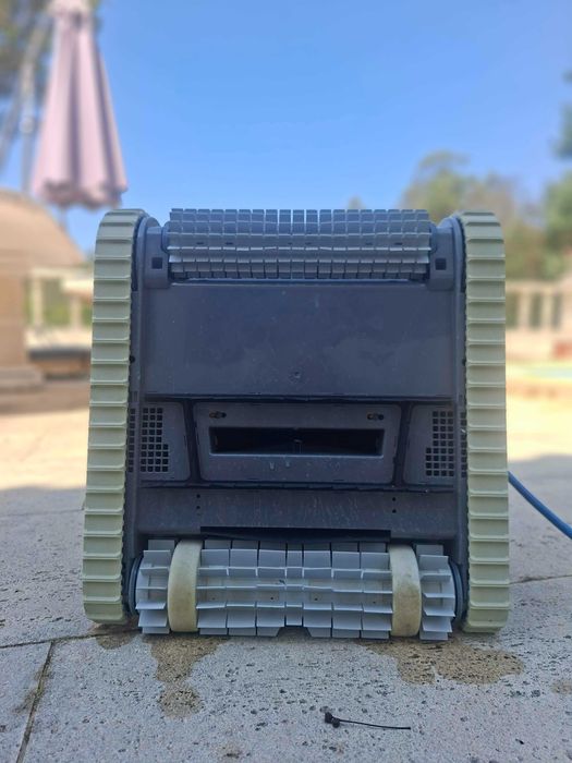 Maytronics Dolphin Blue Maxi 30 Pool Vacuum
