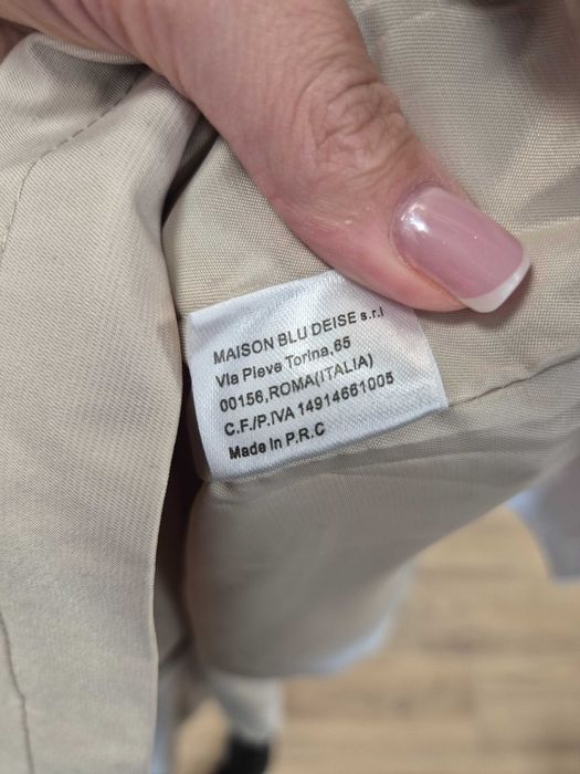 Beżowy długi płaszcz