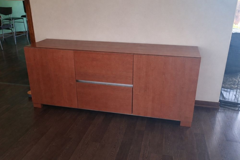 Aparador em madeira com 2 gavetas e 2 portas