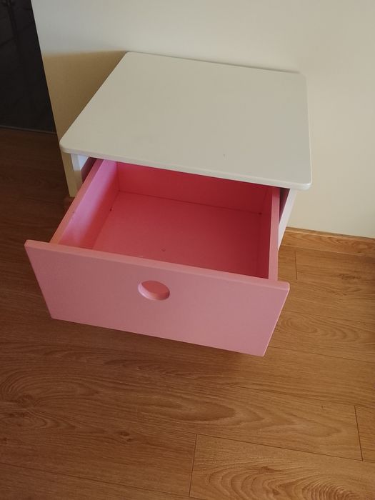 Mesa de cabeceira quarto menina