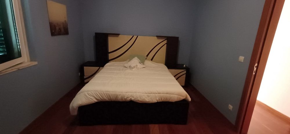 Cama de casal lacada com duas mesinhas de cabeceira