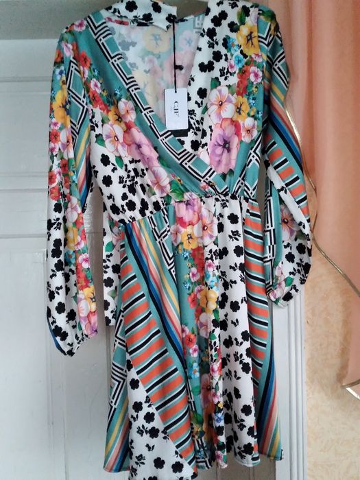 Сукня атласна з поясом. Нова з біркою. Італія