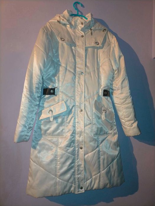 Biały płaszcz, kurtka firmy Perso rozmiar 42