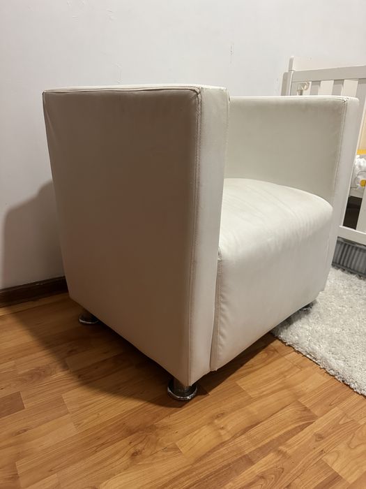 Poltrona branca de couro