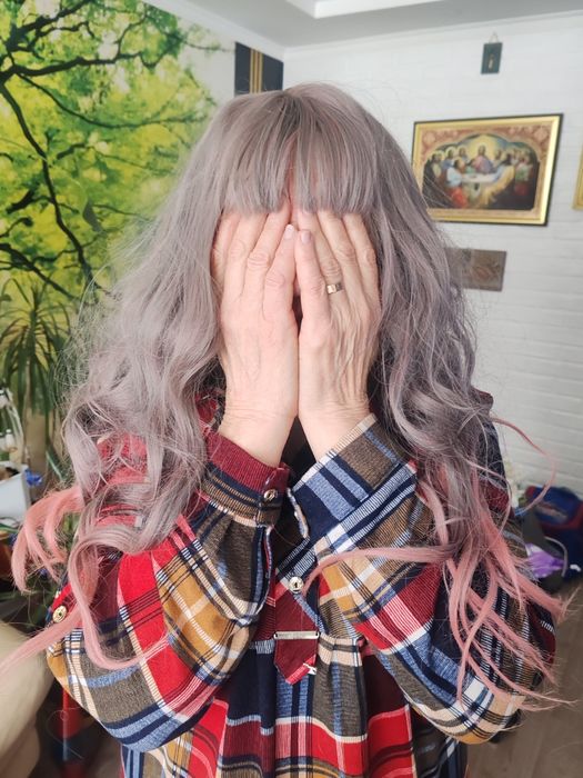 Перука  пепельного кольору з рожевим амбре