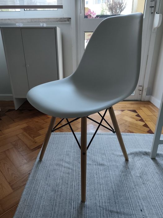 Cadeira réplica Eames como nova
