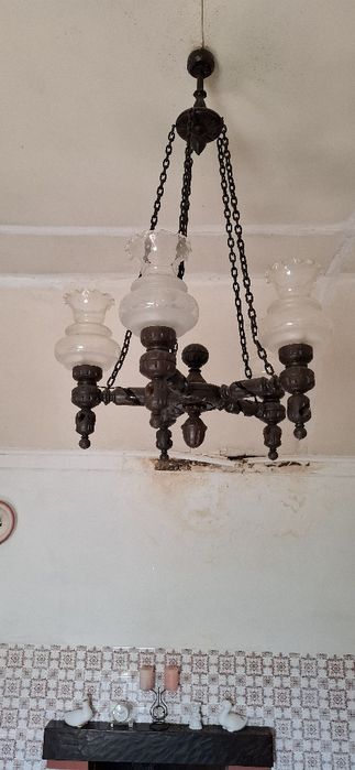 Candeeiro de tecto em madeira