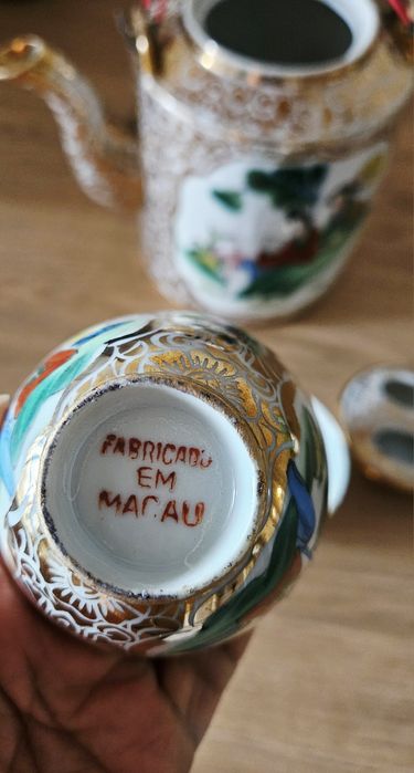 Bule e chávenas antigo