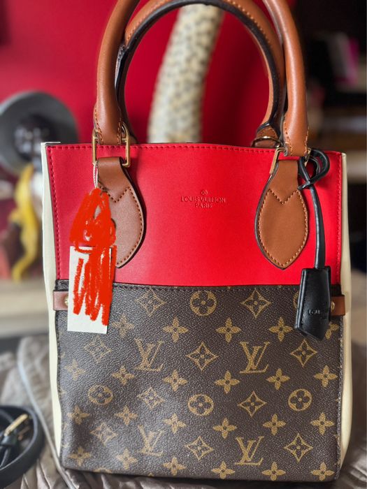 Bolsa dobravél, pequena mas dada a dimensão da largura que pode ser aj