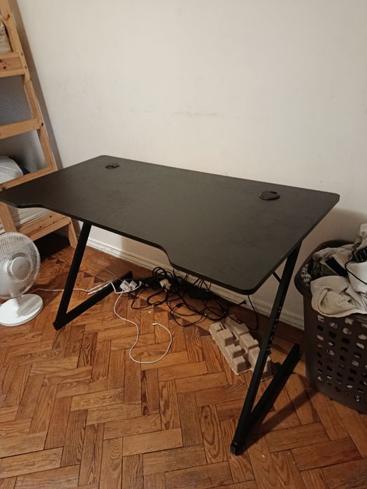 Mesa gamer muito boa
