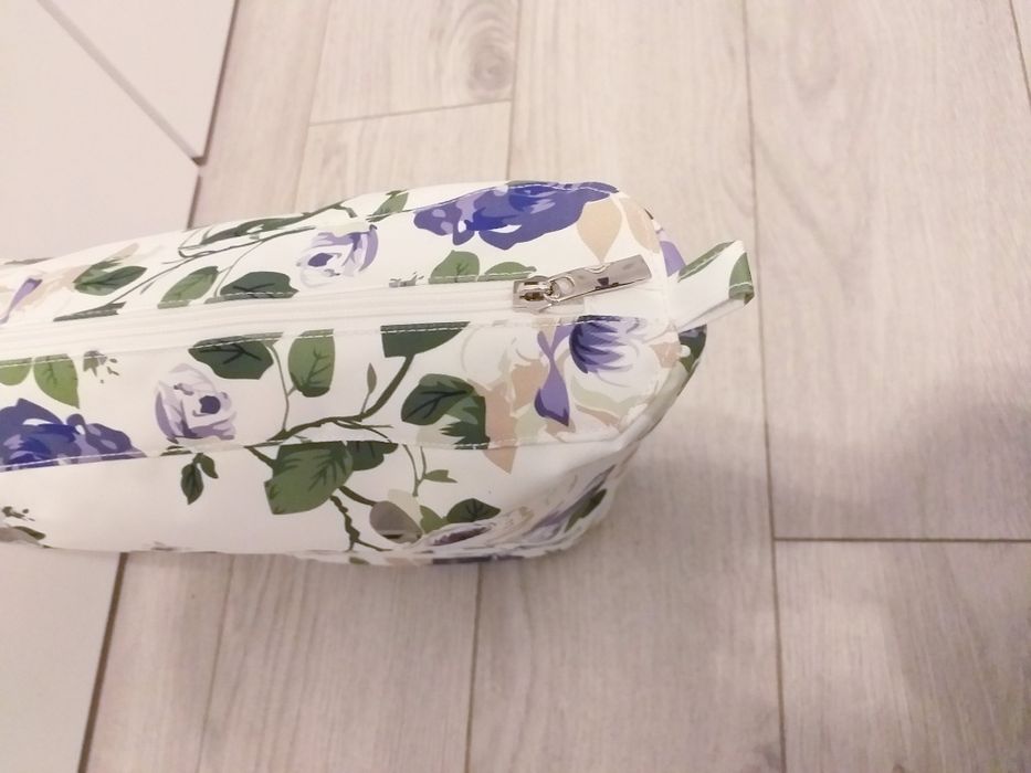 O Bag Mini, organizer w fioletowe kwiaty do torebki