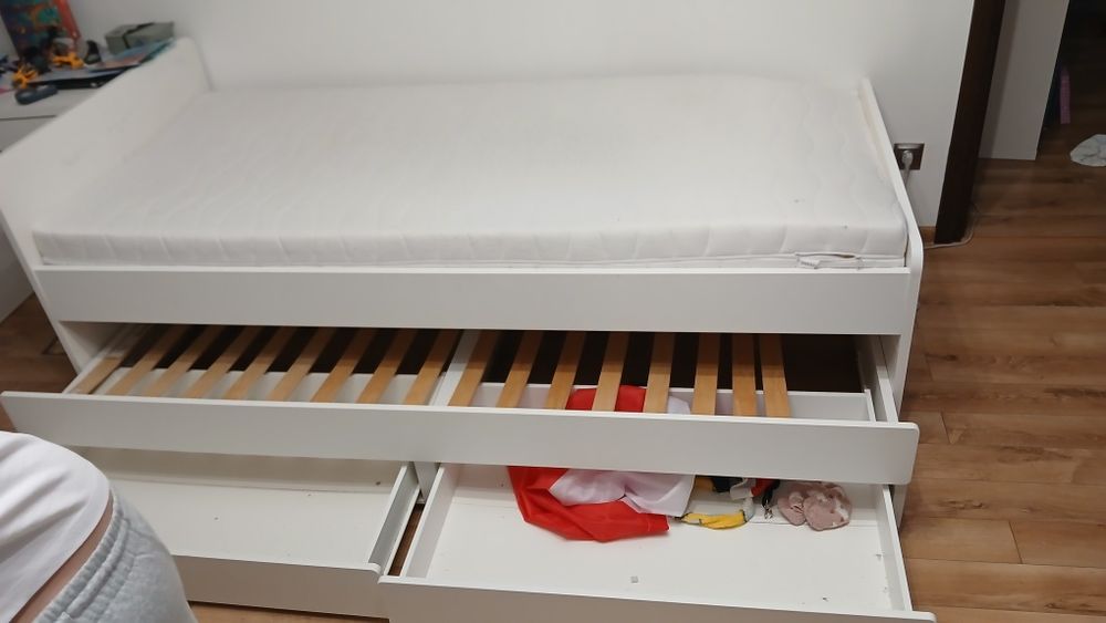 Łóżko dziecięce podwójne z materacami i stelazami