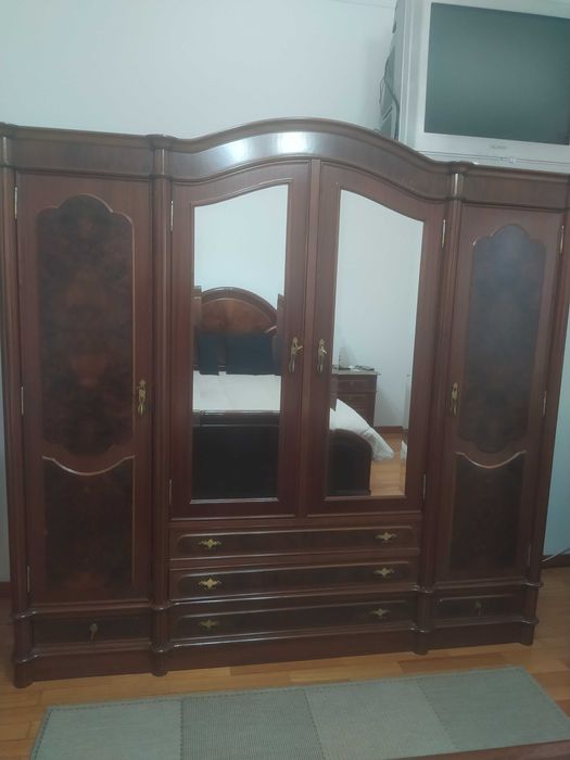 Quarto completo em madeira maciça.