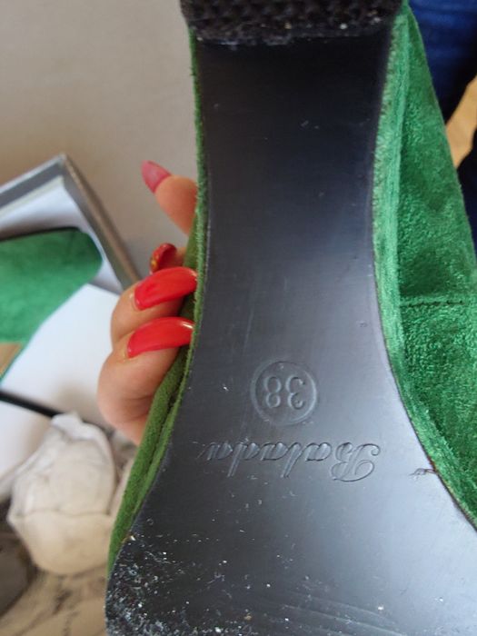 Zieleń butelkowa buty na koturnie