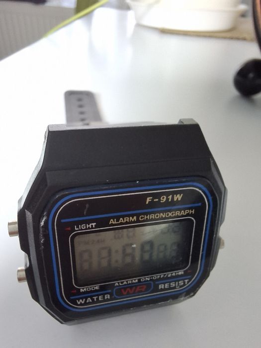 Zegarek elektroniczny retro