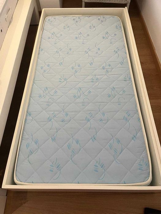 Cama de solteiro lacada branca