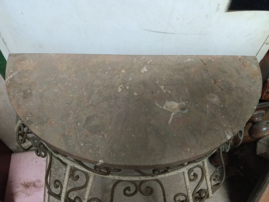 Mesa de apoio ou consola em formato de meia-lua