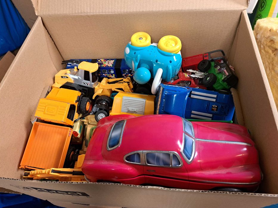 Pudło z zabawkami samochodziki. Tanio!!