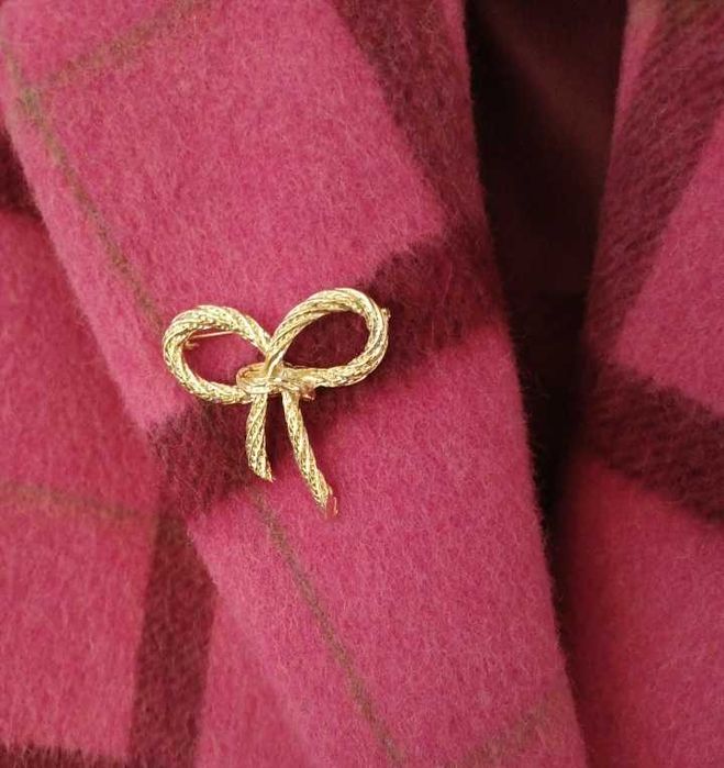 Elegancka broszka z emaliowana kokarda