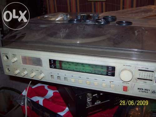 stary rosyjski adapter, gramofon z radiem i kolumnami