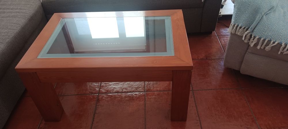 Mesa de centro em ótimo estado. Para desocupar