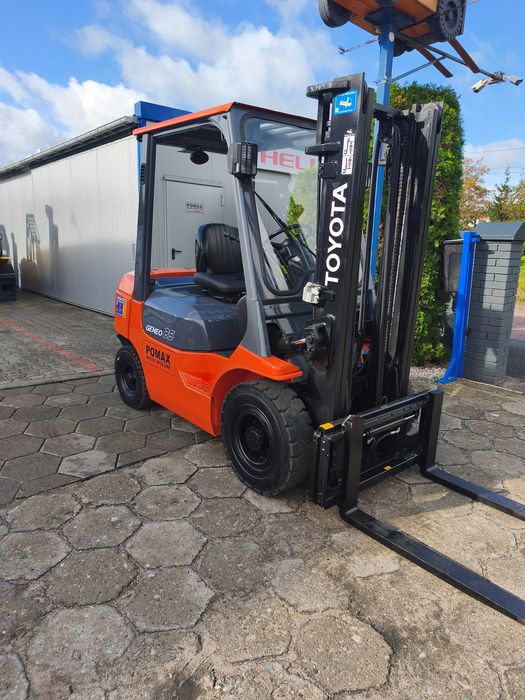 Wózek widłowy Toyota 7FDF25 diesel 2,5 T przesuw boczny UDT, półkabina
