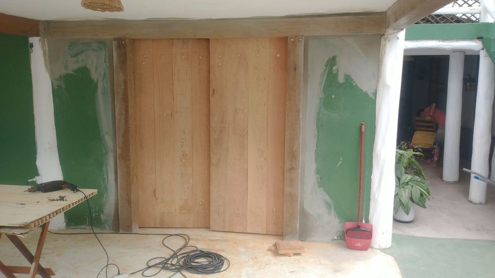 Serviços de pintura, serralheiro e marceneiro.