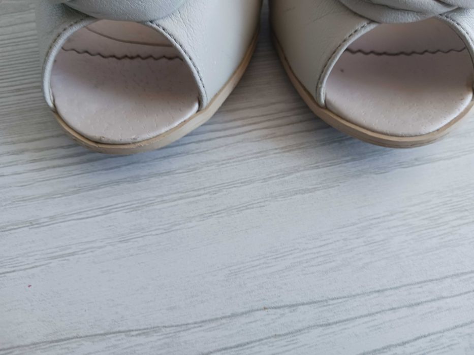 Czółenka, buty na szpilce 37 beżowe