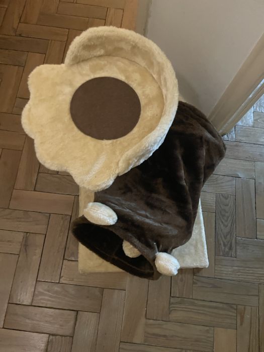 Briquedo e arranhador para gato