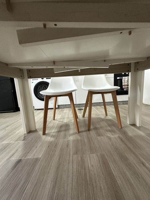 Mesa de jantar extensivel usada com 4 cadeiras