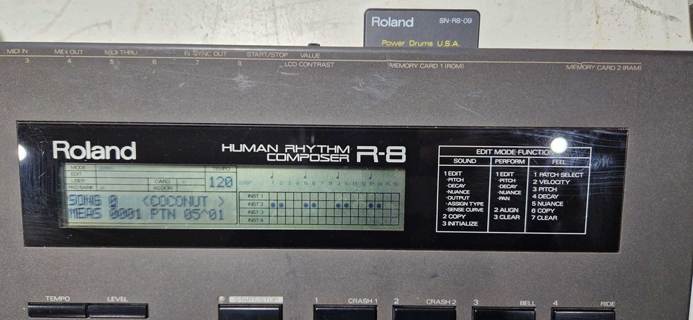 Reservado! Roland R-8 + 4 cartões ROM e fonte de alimentação original