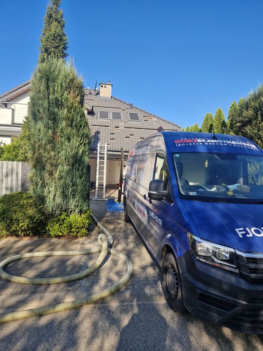 Wdmuchiwanie izolacji wełna celuloza ocieplenie poddasza termowizja