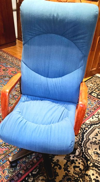 Офисное кресло с регулировкой высота и наклон