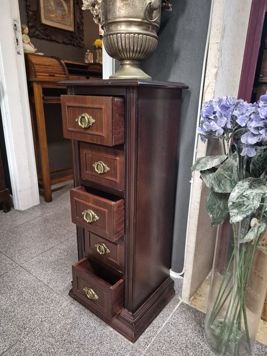 Gaveteiro em madeira maciça estilo clássico.