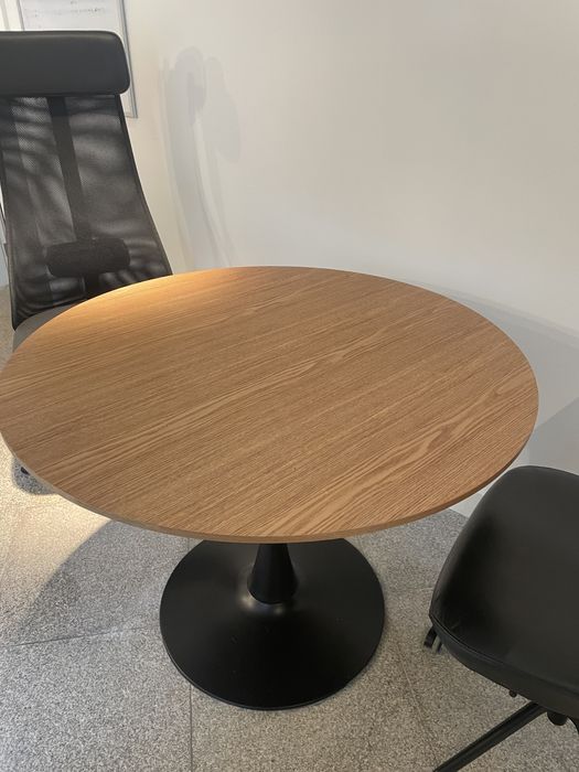 Mesa redonda Homa tampo madeira e pé metal preto