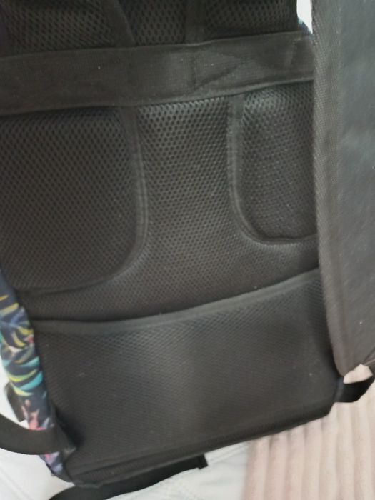 Mochila  de muito boa qualidade tem carregador que nunca foi usado 10€