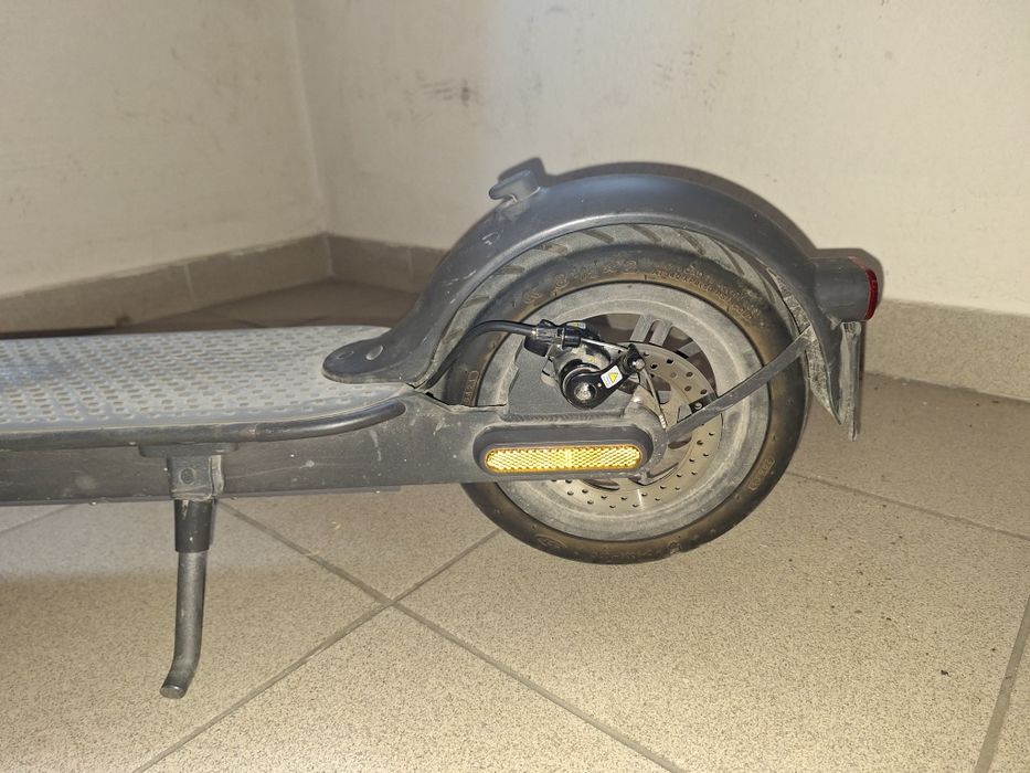 Продам электросамокат Xiaomi Mi Electric Scooter Essential