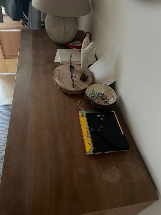 Aparador madeira e portas amarela e vermelha