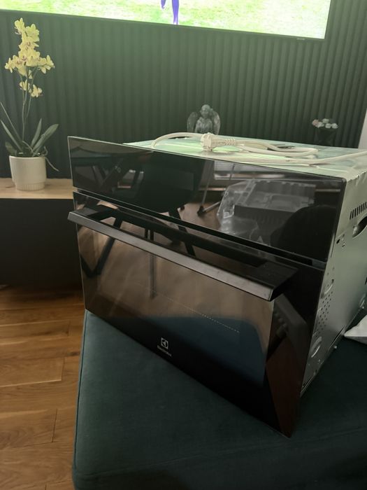 Mikofalowka ELEKTROLUX -EVK8E00Z  POD ZABUDOWE ,na czesci lub do naprawy niedzialajacy laser,reszta sprawna(grill itp)