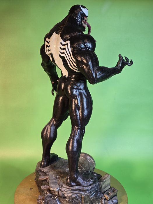 Колекційна фігурка легендарного антигероя Venom висотою 35 см.