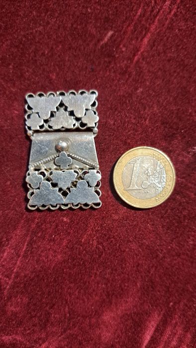 Fecho mosquetão vintage em prata contrastada.